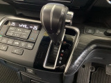 CVT車のセレクトレバーです。低速から高速まで、変速ショックのないスムーズな走りを実現するとともに、エンジン効率のよい領域を維持することで燃費にも貢献します。
