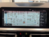 BMWのナビゲーションは操作性も良く、詳細な地図情報と交通状況を見やすく表示し、快適なドライビングをサポートしながら目的地までナビゲートします。