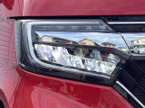 【LEDヘッドライト】悪天候や夜間走行時も良好な視界を確保し安心して運転できる高輝度LEDヘッドライトを装備!点灯速度が早く、消費電力も抑えられています。