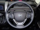 ハンドル左側にはオーディオ操作が出来るオーディオリモートコントロールスイッチ、右側にはHonda SENSINGとオートクルーズコントロールのスイッチを装備!