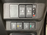 両側電動スライドドアは運転席から操作ができるよう、操作スイッチが付いています。Hondaセンシング用のVSA(ABS+TCS+横滑り抑制)解除と路外逸脱抑制機能などのスイッチがあります。