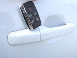 【キーレスエントリー】バッグやポケットからキーを取り出すことなく車にアクセスして、ロックとアラームを設定できます。 毎日の利便性をさらに高める機能です。