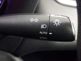 【オートライト】車外の明るさに応じて、自動的にライトの点灯・消灯をしてくれます。
