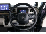 運転中もハンドルでの操作が可能です。特に高速道路等の目が離せない運転時には、便利さだけでなく、安全性も兼ね備えております。