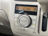 【オートエアコン】一度お好みの温度に設定すれば、車内の温度を検知し風量や温度を自動で調整。暑い&hellip;寒い&hellip;と何度もスイッチ操作をする必要はありません。快適な車内空間には必須の機能ですね♪
