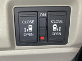 リアドアは乗り降りに便利な両側電動スライドドアです。また運転席に座っていながらスイッチ操作で自在にスライドドアを開け閉めできます。