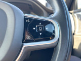 【ステアリングスイッチ】運転中、前方から目線をそらさずにオーディオ等の操作ができるよう、適切に配置されたスイッチ類。安心&快適なドライブを演出してくれる便利な機能です。