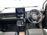 運転席は見やすく整理され、ナビも美しく装着され操作性にも優れています!