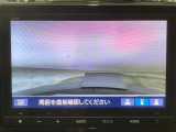 【バックカメラ】運転が苦手な方も車庫入れラクラクです!ギアをリバースに入れれば自動的に切り換わりますので、面倒な操作は不要です♪狭い駐車場もお車を傷つけず安心ですね!
