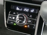 【オートエアコン】車内温度を感知して自動で温度調整をしてくれるのでいつでも快適な車内空間を創り上げます!どの席に座っても快適なドライブが楽しめます♪