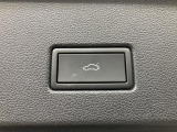 ドアハンドルの操作のみで作動する電動トランク。挟み込み防止機能により、より安全に動作します。