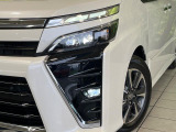【LEDヘッドライト】悪天候や夜間走行時も良好な視界を確保し安心して運転できる高輝度LEDヘッドライトを装備!点灯速度が早く、消費電力も抑えられています。