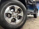 ●純正18インチアルミホイール:輸入車ならではの卓越した走りを支えるホイールと足回りです!日本車の走りに慣れている方にもぜひ体感して頂きたいほど、高いレベルでまとまっています!