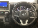 【ハンドル】運転にかかわる様々な操作を安全に行えるように視点移動が少なく操作性に配慮されたスイッチ類が凝縮されたコックピットです。