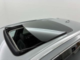 すべて開けばオープンカーのような気分。キャンプなどのレジャーでも大活躍です。