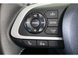 ステアリングスイッチでハンズフリー電話や音声認識、オーディオ操作やマルチインフォメーションディスプレイ内の表示切替えなどが出来ます。走行中に視線を逸らさず出来る手元操作は安全運転につながります。
