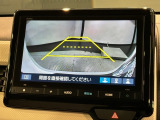 リバースギアに入れるだけで後方の表示へ切り替わります。夜間や雨の日の駐車も楽になりますよ。