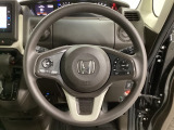 ハンドルにHondaセンシング系のクルーズコントロールやレーンキープアシストなどのスイッチと、オーディオの操作スイッチが装備されています。ハンドルから手を離さず安全に操作できます。