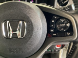 ハンドルにHondaセンシング系のクルーズコントロールやレーンキープアシストなどの操作スイッチが装備されています。ハンドルから手を離さず安全に操作できます。