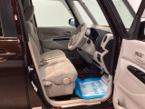 ベンチシートは、運転席と助手席の移動もスムーズ! 狭い駐車場での乗り降りや、お子様の乗り降りにも便利です。