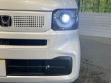 【LEDヘッドライト】悪天候や夜間走行時も良好な視界を確保し安心して運転できる高輝度LEDヘッドライトを装備!点灯速度が早く、消費電力も抑えられています。