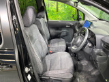 運転席まわりには十分なスペースがあり、大柄な方でもゆったり運転していただける環境です。