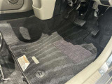 内装工程では、中古車を気持ちよくお乗りいただけるよう清掃しております。