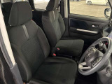 運転席の画像です。足元やシートまわりに余裕があり、リラックスした姿勢で運転が可能です。視界も良好で操作系へのアクセスもしやすく、快適で安心感のあるドライブをサポートします。