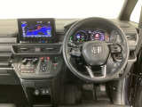 【ハンドル】運転にかかわる様々な操作を安全に行えるように視点移動が少なく操作性に配慮されたスイッチ類が凝縮されたコックピットです。