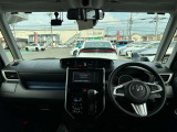 すっきりとまとめられたインパネ周り。運転操作もしやすいです。取り回しの良さで普段のお買い物から街乗りまでピッタリの車ですよ。