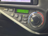 【オートエアコン】一度お好みの温度に設定すれば、車内の温度を検知し風量や温度を自動で調整。暑い&hellip;寒い&hellip;と何度もスイッチ操作をする必要はありません。快適な車内空間には必須の機能ですね♪