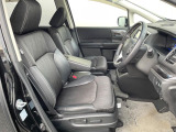 運転席まわりには十分なスペースがあり、大柄な方でもゆったり運転していただける環境です。
