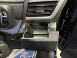 運転席と助手席には、回転式のインパネカップホルダーが装備されています。