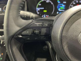 ステアリングスイッチ付きで、運転中に視線を前に向けたまま操作できます。