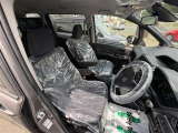 運転席周りです。ひじ掛けも標準で付いてます。