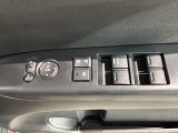 狭い駐車場で便利な電動格納ドアミラーが付いています。