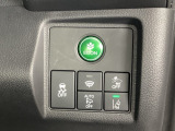 Hondaセンシング用の、VSA(ABS+TCS+横滑り抑制)解除と路外逸脱抑制機能のオンオフスイッチなどはハンドルの右側に装備しています。燃費に役立つECONボタンもここです。