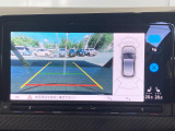 ギアをリバースに入れると車両後方の映像を映し出します。画面にはガイドラインが表示され、車庫入れや縦列駐車などの際に安全確認をサポートします。