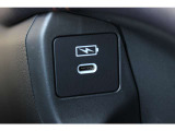 ドライブの時間をスマートフォン等の充電時間に。運転席からも助手席からも使いやすい位置に、急速充電対応タイプのUSB・Type-Cジャックを設けました。