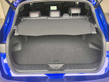 間口の広いトランク。トノカバー付きだから荷物の目隠しになりますね。