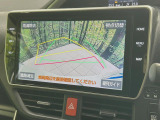 【バックカメラ】駐車時に後方がリアルタイム映像で確認できます。大型商業施設や立体駐車場での駐車時や、夜間のバック時に大活躍!運転スキルに関わらず、今や必須となった装備のひとつです!