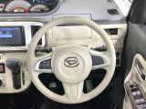 インテリアに合わせたデザインのステアリングは、運転される方のことも考え、運転しやすい形状、大きさです。是非一度、実際に触ってお確かめください。