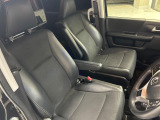運転席まわりには十分なスペースがあり、大柄な方でもゆったり運転していただける環境です。