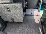 リヤシートは分割して倒せるので、乗員や荷物に合わせてアレンジ可能です!