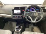 車内は光触媒抗菌消臭施工済です。インパネ周りはスタイリッシュなデザインです。グローブボックスやカップホルダーのほかにトレーなどたくさんの収納スペースが付いています。