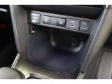 通信/給電用と、給電用USBポートが装備されています。車内にあると便利なアイテムのひとつですね! 充電中のスマホなどの置き場に便利なコンソールボックスも備えています。