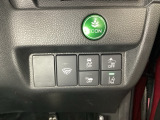 Hondaセンシング用の、VSA(ABS+TCS+横滑り抑制)解除と路外逸脱抑制機能のオンオフスイッチなどはハンドルの右側に装備しています。燃費に役立つECONボタンもここです。