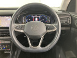 Volkswagen全車共通の上質な本革を使用した手触りのしっとりとしたステアリングです。唯一素肌が触れるハンドルは上位モデルと同じ握り心地になっております。