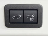 【パワーバックドア】スマートキーや運転席のボタンを押すだけでリアゲートが自動で開閉します!荷物を持っている時や、高い位置にあるバックドアを閉める際に便利な機能です♪