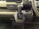 運転席周辺のスマートなレイアウトが、操作のしやすさを実現。快適なドライブをサポートします。